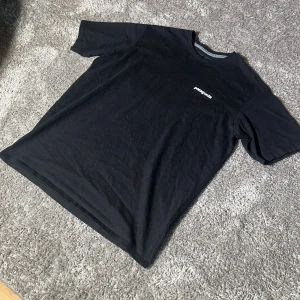 Svart t-shirt från Patagonia - Säljer min t shirt från patagonia som inte har kommit till nån användning. Den är i st small men stor i storleken! Skicket är 9/10 inga problem eller defekter de bara att höra av dig vid funderingar eller frågor!