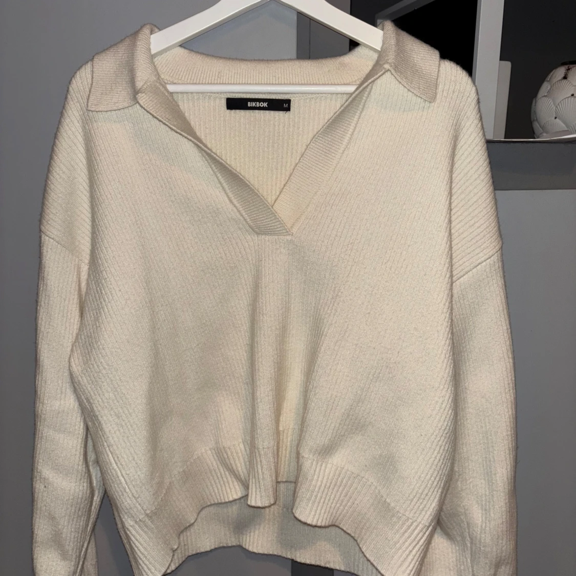 Beige stickad tröja från Bik Bok