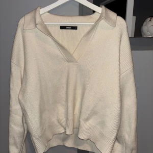 Beige stickad tröja från Bik Bok - Beige stickad tröjor från bikbok. 