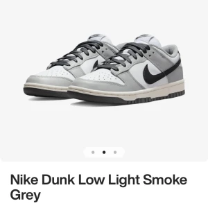 Nike dunk - Säljer mina Nike dunks som jag tyvärr inte använder lika mycket som jag gjort förut. De är relativt använda men fortfarande ganska bra kvalite! 💗nypris ca 1200kr men pris kan diskuteras!