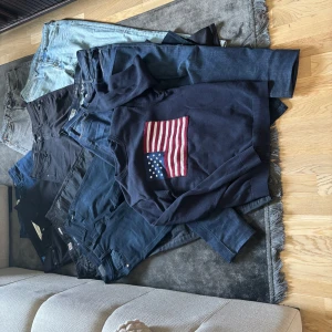 8 par jeans och en tröja  - Tja säljer lite saker jag inte använder längre allt är i bra sick visa i bättre skick an andra men inget som syns 4 par replay två Levis jeans och ett par acne jeans och ett par solid skriv för mer bilder billigare ju fler du köper allt för 1399 pris går att diskutera 