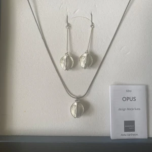 Kalevala Snow Flower - Halsband och örhängen från Kalevala. Endast provade när jag fick dem och har nu legat ett antar år i sin låda oanvända. Kedjan är i behov av lite puts. Nypris på Kalevalas hemsida är 3100kr för halsbandet och örhängena