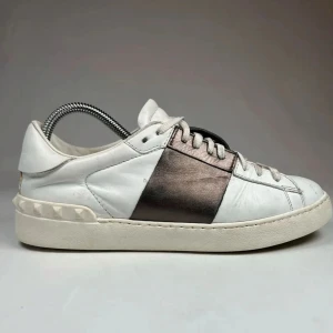 Valentino sneakers med svart detalj - Hej, säljer nu ett par svart vita Valentino. opens.Självklart äkta! Nypris 6500. Vid intresse eller vid frågor tveka inte utan hör av dig! Snabb affär kan sänka priset.