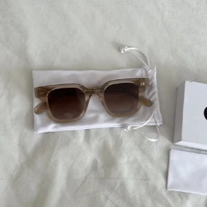 Chimi 04 - Beige-bruna chimisolglasögon. Kommer med box och tillbehör. Använda några gånger men inga synliga repor eller defekter!