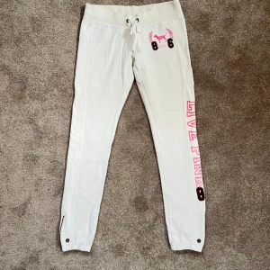 VICTORIAS  SECRET LOWWAIST PINK  - KOM MED PRISFÖRSLAG🩷🩷Victorias Secret slutsålda vintage Vita mjukisbyxor från märket PINK!! Liten osynlig fläck som knappt går att lägga märke till, skriv så skickar jag bild😘