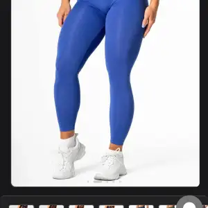 Snygga blå leggings från Relode med hög midja och tight passform. Perfekta för träning med en stilren design och bekvämt material som ger bra stöd. Matcha med en sportig topp för en komplett look.