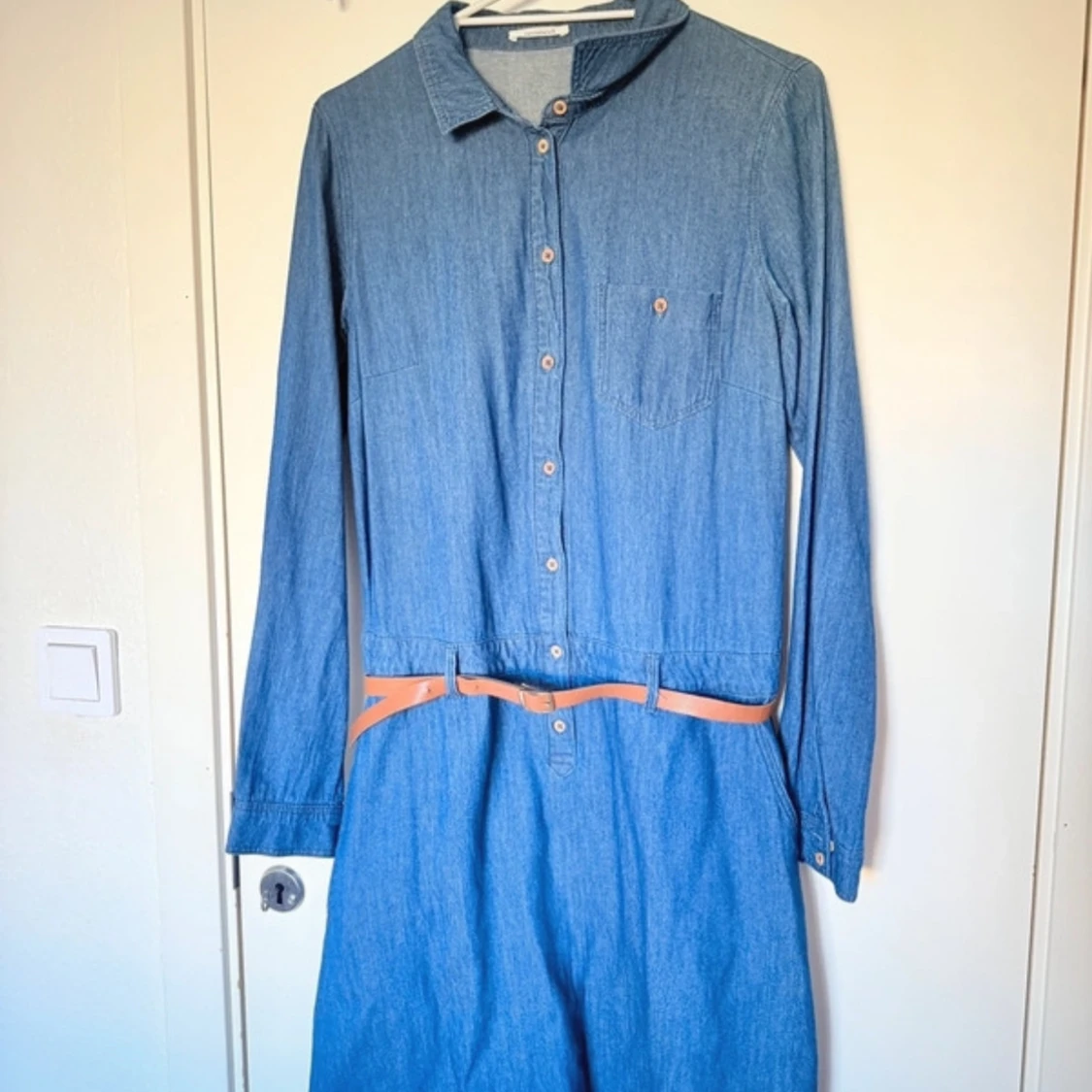 Blå jeansklänning med bälte - 1