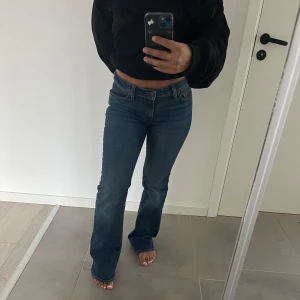 Blå bootcut jeans - Snygga blå bootcut jeans med låg midja ifrån levis i modellen ”Superlow boot” storlek W26. Endast använda ett fåtal gånger och derför är dom i jättebra skick. Pris kan diskuteras🫶🏼