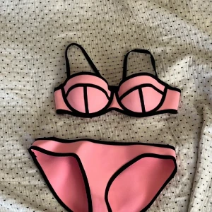 Triangl bikini - Rosa triangl bikini. Underdelen är lågmidjad🩷Tyvärr saknas banden till överdelen, men den är ännu snyggare som bandeau! 🩷