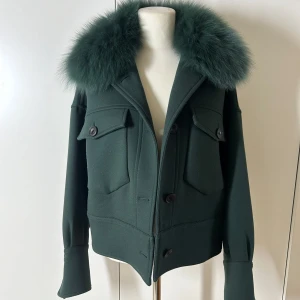 Meotine kappa / jacka grön  - Grön meotine jacka. Köpt för 2100kr. Använd ett fåtal gånger. Storlek xs/s. Är öppen för rimliga prisförslag. Köp sker via köp nu, jag postar inom 24h. Kvar tills markerad såld 