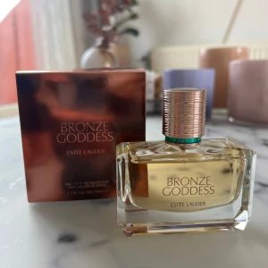 Estee Lauder - Bronze Goddess 50ml - Estee Lauder - Bronze Goddess 50ml Eau Fraiche Skinscent Edt. Oöppnad, endast tagit bort plasten på parfymen, hade 2 på lager så jag säljer en av dessa 🌴 Nypris 1110kr.   En fängslande och förförisk doft. Den sammetslena känslan hos Tahiti-gardenian smälter ihop med krämig kokosnöt och den strålande värmen av ambra, sandelträ och vanilj. Sådan hetta. Sådant begär. Sådan kvinnlighet. 