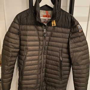dunjacka från Parajumpers - Säljer en snygg dunjacka från Parajumpers. Bra skick. Size M. Säljes pga för stor. 