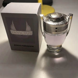 Invictus poco rabanne - En helt ny poco rabanne parfym som är 50 ml. Knappen man sprutar med är lite sönder men funkar ändå den är använd 2-4 ggr box är med.
