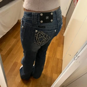 Missme jeans - Jättefina blåa missme jeans i perfekt skick i storlek 26! Sälja pga att de är fel storlek för mig. Midjemått: 36 cm rakt över och Innerbensmått: 81 cm