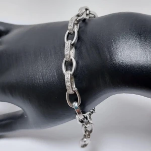 Liora Carina kristallarmband med Swarovski-element - Snyggt silverfärgat armband med glittriga länkar som ger en elegant touch. Perfekt för att lyfta vilken outfit som helst. Armbandet har en stilren design med en säker låsmekanism.