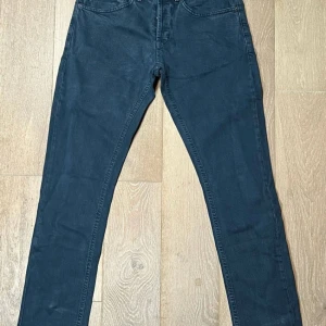 Mörkblå jeans från Dondup - Snygga mörkblå jeans från Dondup med klassisk femficksdesign och knappgylf. Byxorna har en rak passform och är perfekta för en stilren look. Detaljer inkluderar en diskret logga på baksidan.