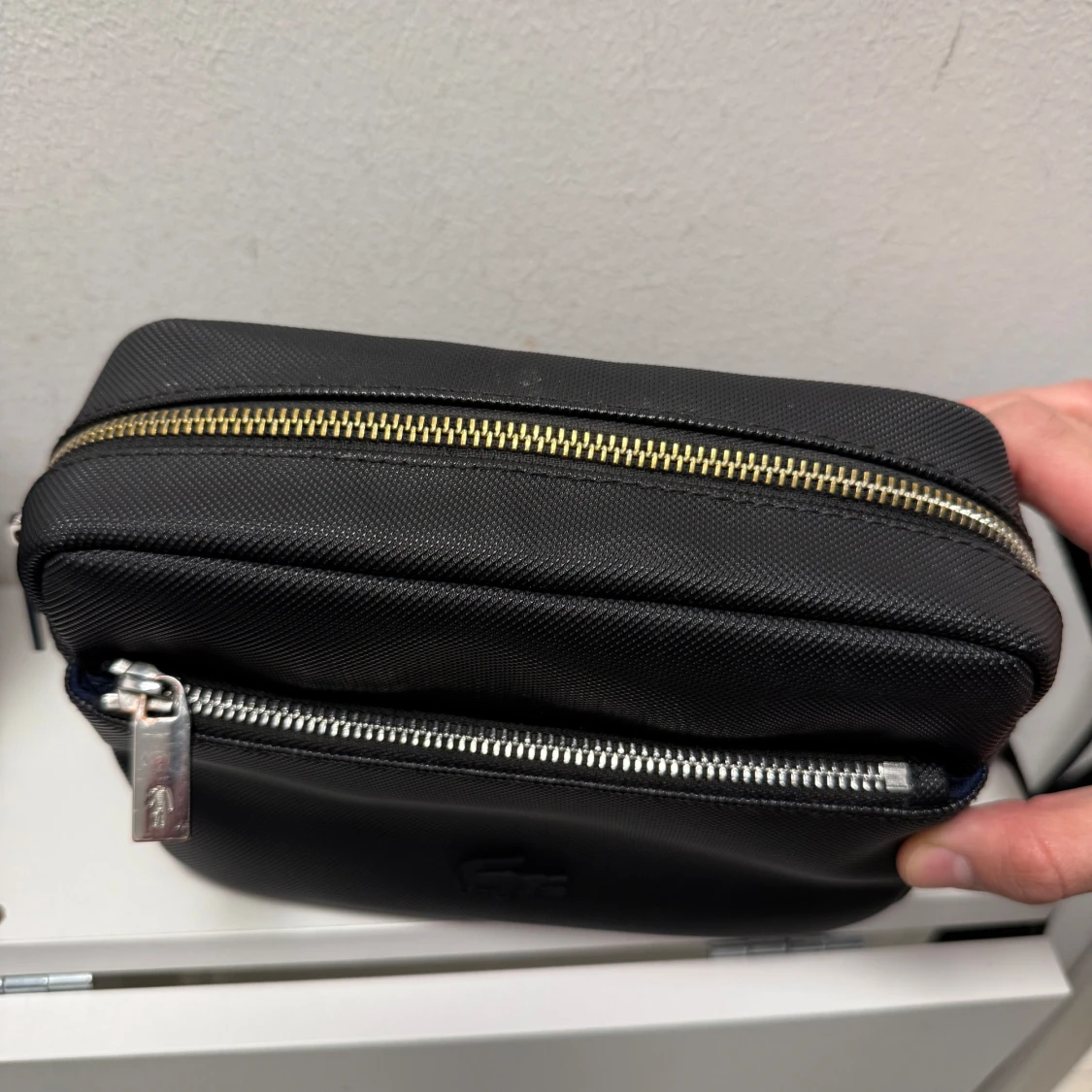 Svart axelväska från Lacoste - 1