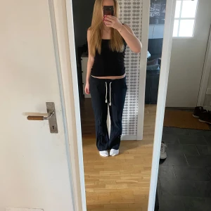 Svarta linnebyxor från Roxy - Säljer ett par svarta linnebyxor från Roxy. I strl M men de har krymt lite i tvätten så de är mer som en S. Kom med prisförslag!!