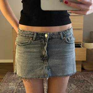 Grå jeanskjol - Grå jeanskjol ifrån Gina. Supersnygg och perfekt till sommaren!!💕💕