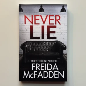 Boken Never Lie  - Oläst engelsk bok skriven av Freida Mcfadden!💞