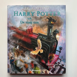 Harry Potter och De vises sten - Illustrerad utgåva av 'Harry Potter och De vises sten' av J.K. Rowling. Väldigt fint skick 💞Nypris ca 400kr