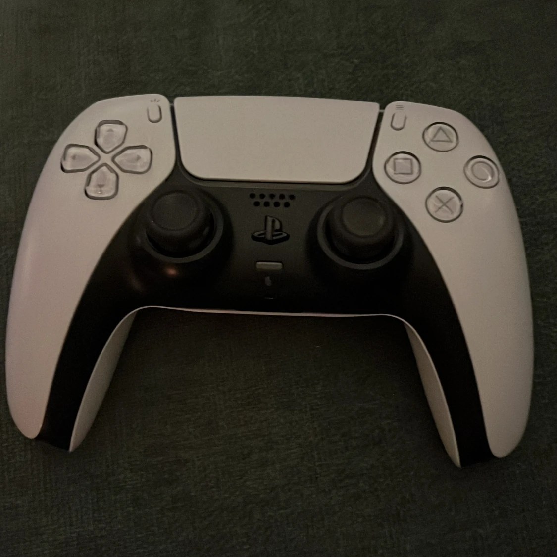 Vit och svart spelkontroll