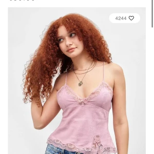 Rosa cami top spets  - Helt ny med lappen kvar linne från Urban outfitters. Är i storlek xs. 