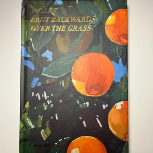 LANA DEL REY BOK Violet Bent Backwards Over the Grass - Perfekt för poesiälskare och fans av Lana Del Rey. Säljer denna officiella lana del rey poesi boken av henne på engelska för 250kr. Kontakta mig vid intresse 💗. Köparen står för frakten. 