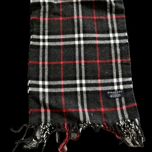 Burberry Halsduk - En klassisk burberry halsduk med stilrent mönster. Från 1999-2000 talet. Mitt pris är 200kr. Skriv i dm innan köp!