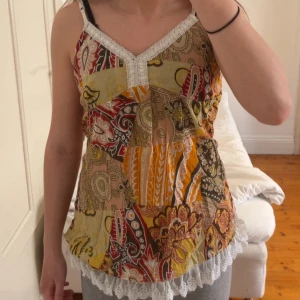 Mönstrad linnetopp från Blondix - Säljer en unik och cool topp från Blondix. Köpt på plick. Säljer då den inte kommer till användning. Storlek M.