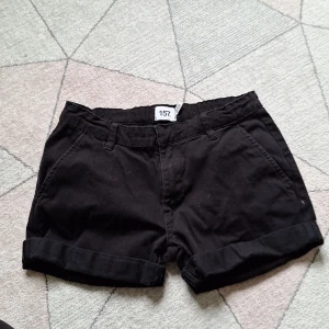 Shorts - Shorts från Lager 157 i stl 160. De är lite chinos aktiga, inte mycket använda pga att jag inte tycker de sitter bar på mig. De har en lite färgfläck som syns på sista bilden men inget som syns på håll. De går att spänna in i bidjan och har en knapp och fickor. (Fejk fickor bak)