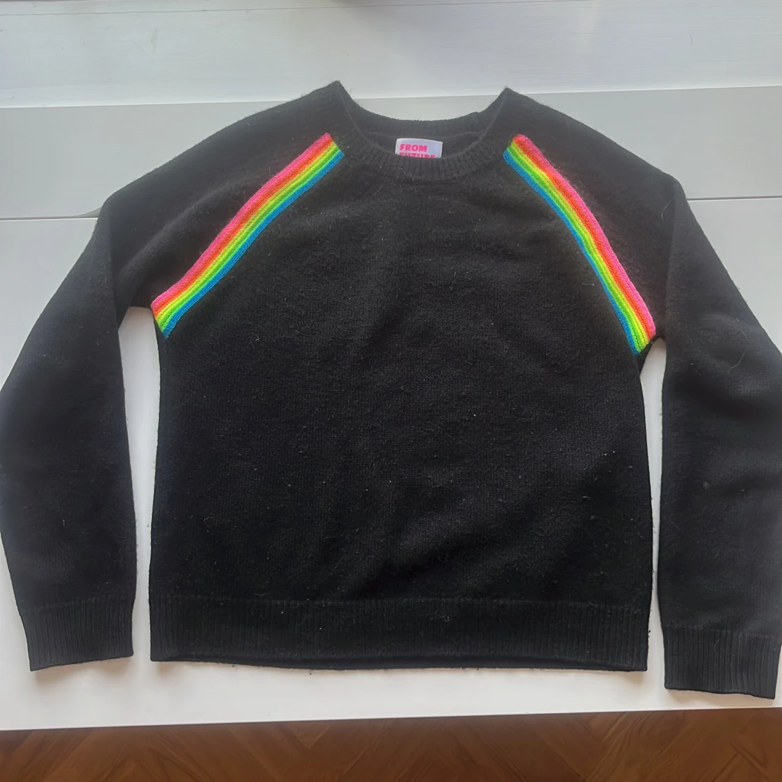 Svart tröja med regnbågsdetaljer från From Future