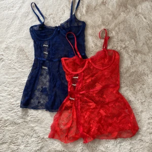 Blå och röd spetslinne - Två eleganta spetslinnen i blått och rött med justerbara axelband och dekorativa detaljer framtill. Perfekta för en speciell kväll. Två för 150💋
