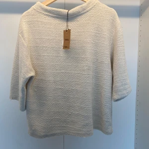Trekvarts ärmad tröja - Stickad trekvartsärmad tröja som är beige. Skriv vid eventuella frågor pris går att diskutera