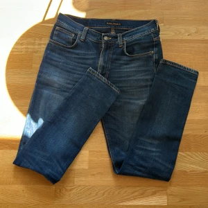 Galet snygga Nudie Jeans - Snygga blå jeans från Nudie Jeans i modellen Lean Dean. Tillverkade av 99% ekologisk bomull och 1% elastan för en bekväm passform. Klassisk femficksdesign med orange sömmar och en diskret logga på bakfickan.✅jeansen är i väldigt bra skick utan tecken på användning 💯                        Skriv till mig vid frågor och funderingar😊👍
