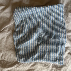 Blå- och vitrandig tubtopp  - Säljer en söt blå- och vitrandig tubtopp från SHEIN. Perfekt för sommardagar med sitt lätta och luftiga material. Toppen har en enkel och stilren design som passar till många olika outfits.