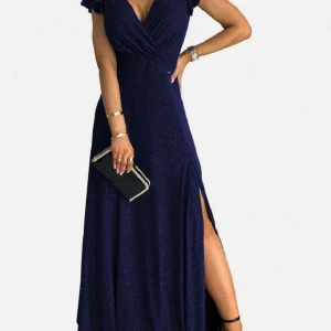 Marinblå glittrig balklänning - Endast använd en gång under min bal, som ny. Köpt för 1555kr. Pris går att diskutera! 💗