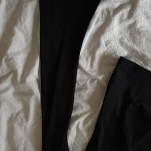 Svart långärmad topp - Snygg svart långärmad topp i ett mjukt och stretchigt material. Perfekt för en stilren look. Passar bra till både jeans och kjol. Har utsvängda armar