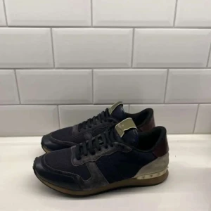 Valentino rockrunners - Rockrunners i mörkblå färg. Storlek 43,5. I använt men gott skick. Bara att höra av vid funderingar😁