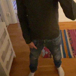 Mörkgrön pike/polo tröja från John Henric - Säljer en stilren mörkgrå tröja från John Henric. Den har knappt används och är  grymt skick. Tröjan sitter väldigt bra för dig som har s eller xs i storlek. Pris kn diskuteras. Tveka inte om du har frågor eller funderingar!