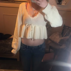 Vit stickad tröja med knytband - En fin vit kofta som aldrig är använd i ribbat material i storlek s men är lite kort på mig och jag är 173cm lång så passar på någon lite kortare💕köparen står för frakten💕.