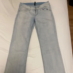 Ljusblå jeansbyxor - Snygga raka ljusblåa jeans från H&M i storlek 38