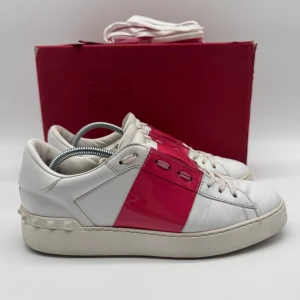 VALENTINO OPEN SNEAKERS  - Valentino open sneakers - Skick: 9,5/10 - Storlek 39 - Tillbehör: Box & Extra snören (boxen är i lite sämre skick ) - Nypris 7700kr - deluxecloset 
