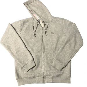 Burbery zip  - Tja säljer min galet sköna Burbery zip för den inte passar längre, materialet är sjukt skönt och fint rekommenderar staket taggen följer med, kan sänka priset vid snabb affär passar också M