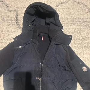 Cardigain Moncler - Snygg mörkblå cardigain från Moncler med huva och dragkedja. 7/10 skick då den använts flitigt. 