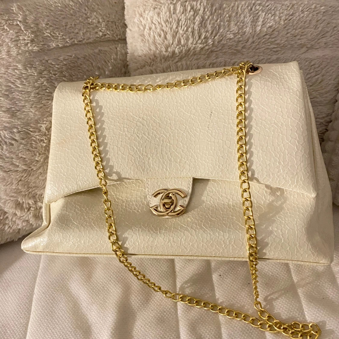 Vit axelväska med guldkedja lyxig skolväska
