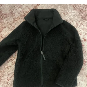 grön fleecejacka från M&S Collection - Mysig grön fleecejacka från M&S. Storlek 8/S!