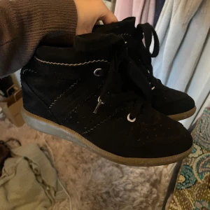 Isabel marant skor - Så fina svarta Isabel Marant kilklackar i jättebra skick! Använda några fåtal gånger! Storlek 38! Perfekta att ha till vardags men också till kvällar! Pris kan diskuteras 💖
