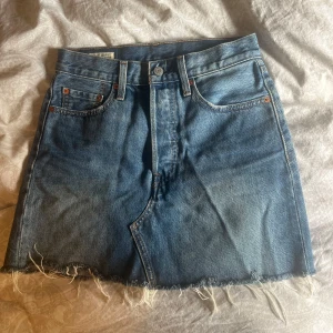 Jeanskjol från Levi's - Snygg jeanskjol från Levi's i blå denim. Kjolen är i nyskick och har inga skador eller tecken på användning. Säljer tyvärr då den är för liten✨💞