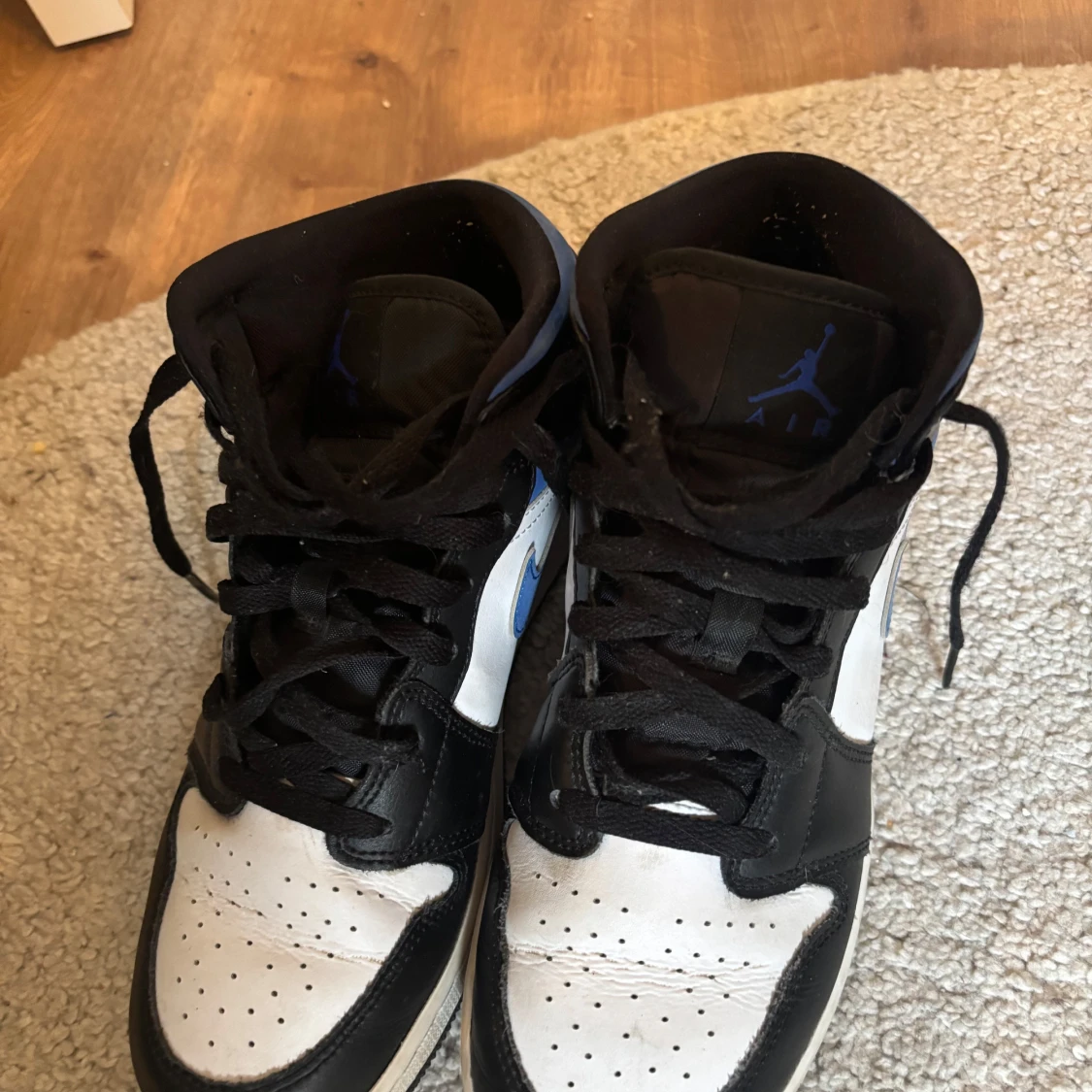 Nike Air Jordans i svart, vitt och blått - 1
